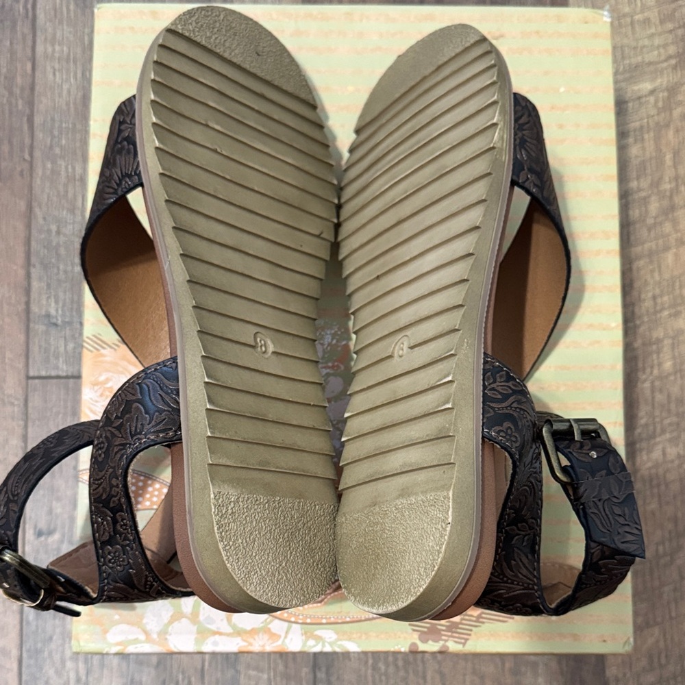 Very G Steffy Tooled Shoes in Chocolate - Picture 3 of 5